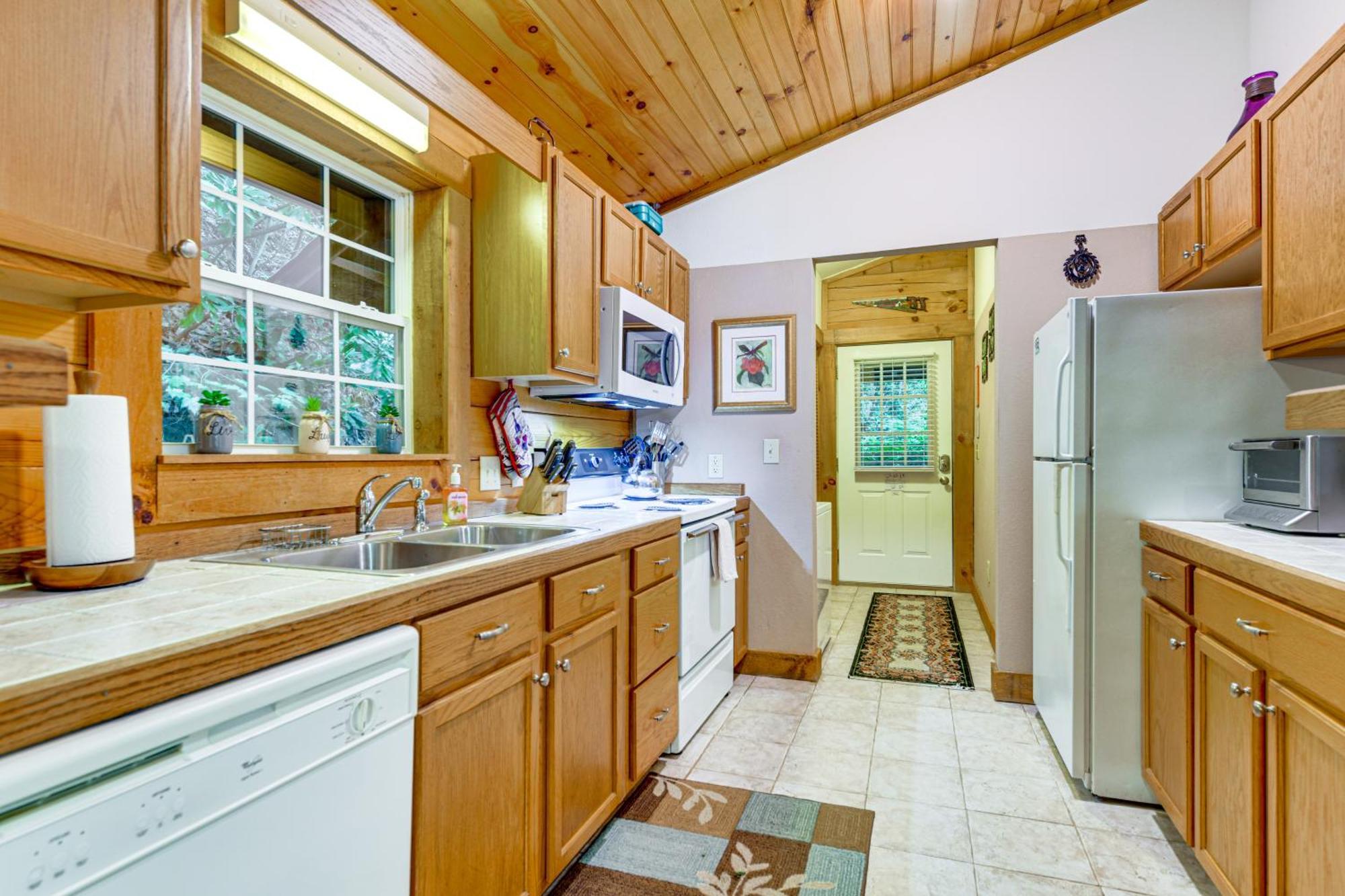 Serene Maggie Valley Retreat With Deck And Hot Tub! Eksteriør billede