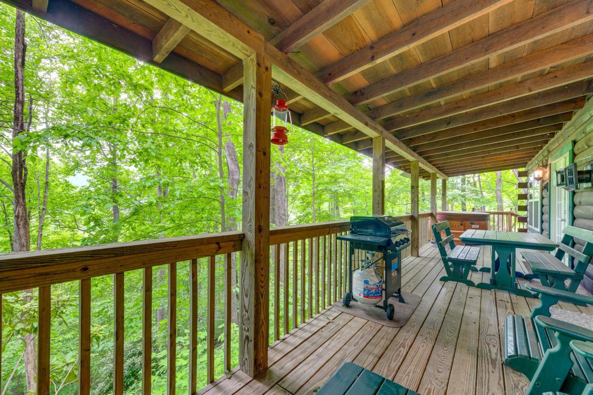 Serene Maggie Valley Retreat With Deck And Hot Tub! Eksteriør billede